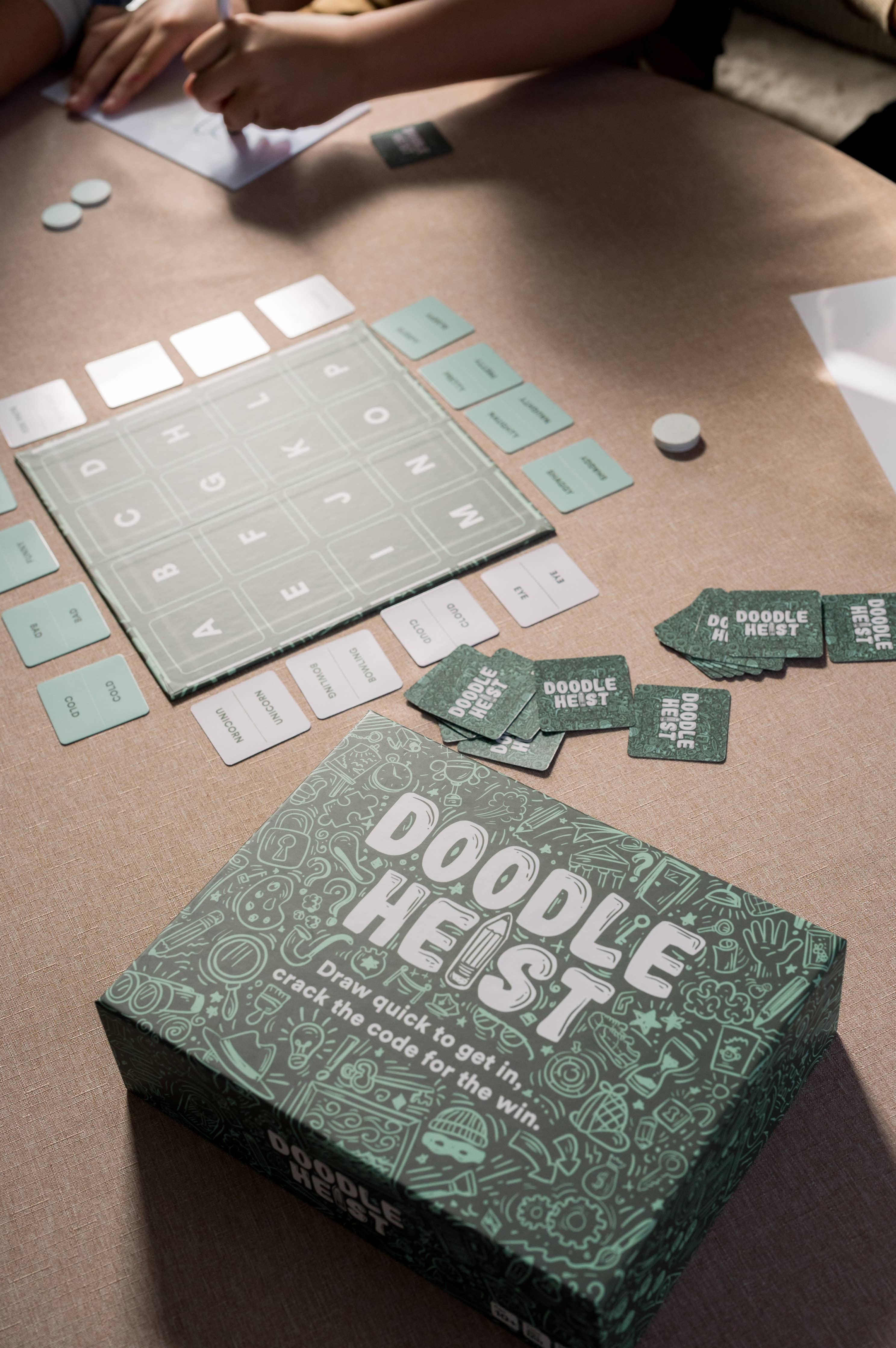DOODLE HEIST: Quick Drawing Family Game